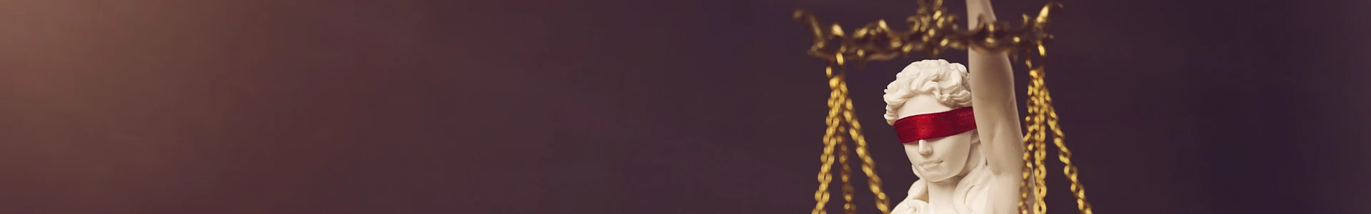 temida z czerwoną wstążką na oczach