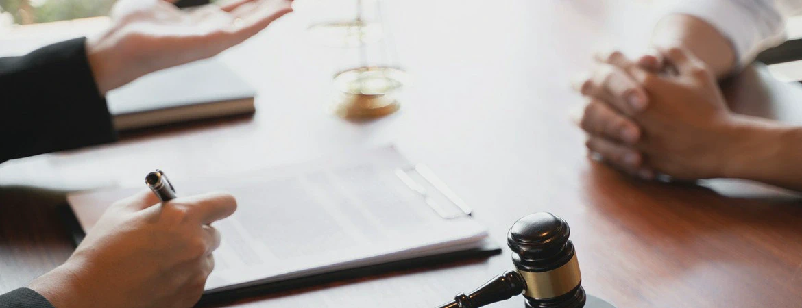 długopis w&nbsp;dłoni